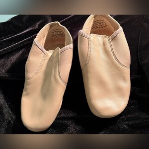 Capezio tan women’s slip on jazz shoes NWOT
